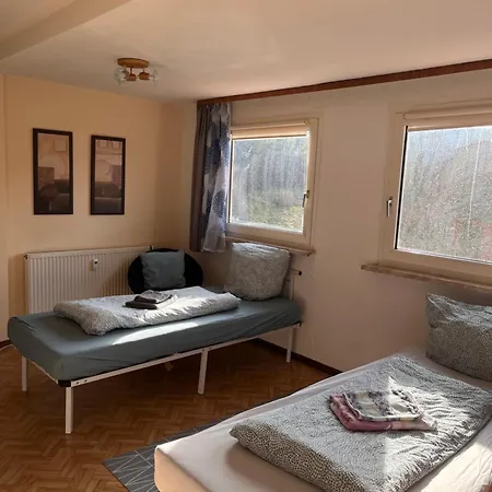 Grosse Monteurwohnung Mit 4 Und Parkplatz, Waschmaschine, Internet, Voll Ausgestattete Kueche Creez