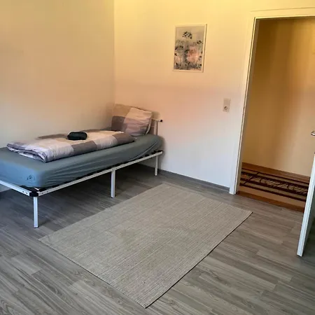 Grosse Monteurwohnung Mit 4 Und Parkplatz, Waschmaschine, Internet, Voll Ausgestattete Kueche Appartamento